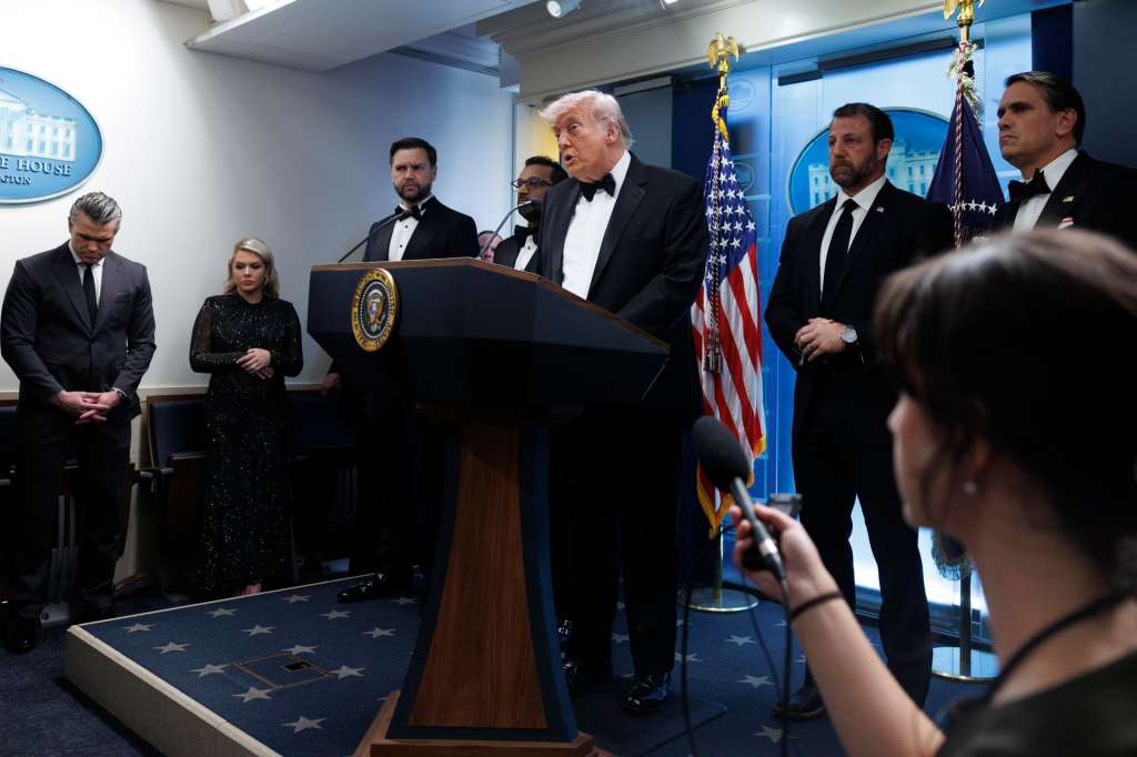 WASHINGTON (United States), 26/04/2026.- US President Donald Trump (C) speaks to reporters in the White House Press Briefing Room after a shooting outside the Washington Hilton ballroom hosting the White House Correspondent’s Dinner caused the postponement of the event in Washington, DC, USA, 25 April 2026. The alleged shooter is in custody. EFE/EPA/WILL OLIVER