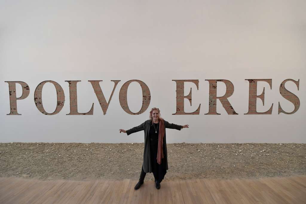 Artista de origen colombiano en su exposición Encuentros en la fábrica de polvo