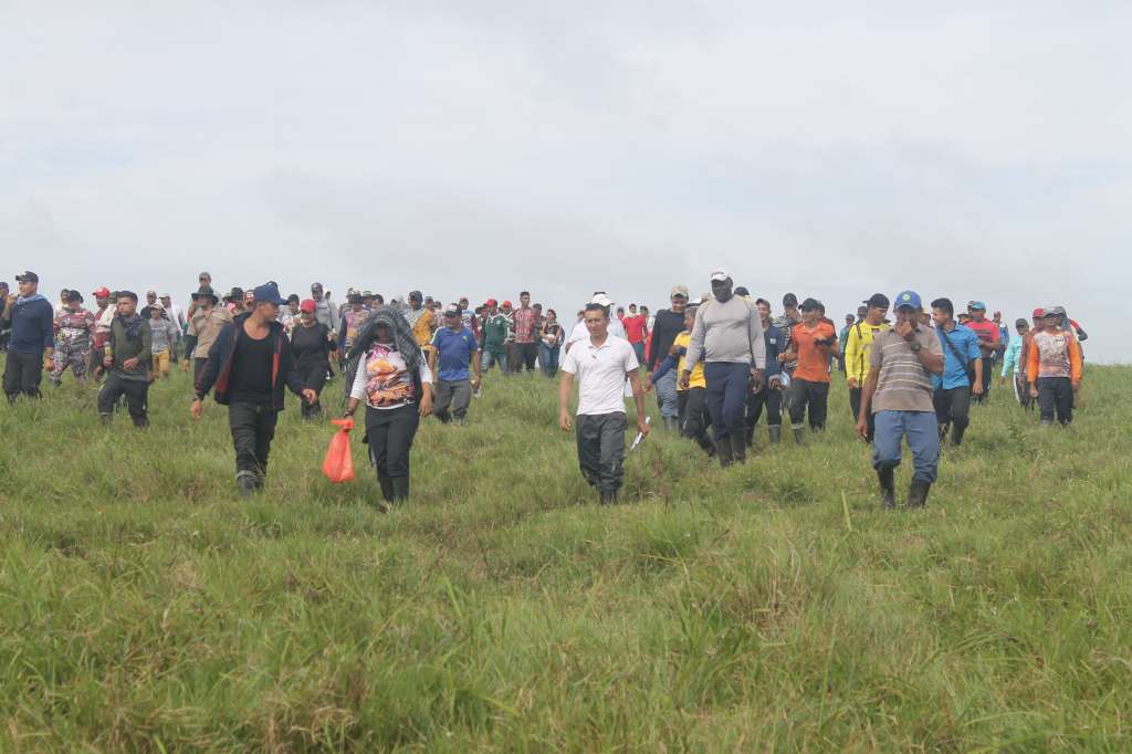 Un grupo de campesinos se avecina a rodear a las tropas durante operativos de erradicación. / Edilson Álvarez - Voces del Guayabero.