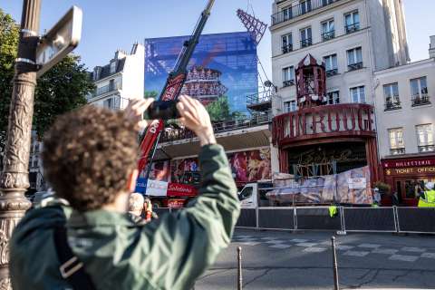 El Moulin Rouge de París recibe nuevas aspas a tiempo para los Juegos Olímpicos