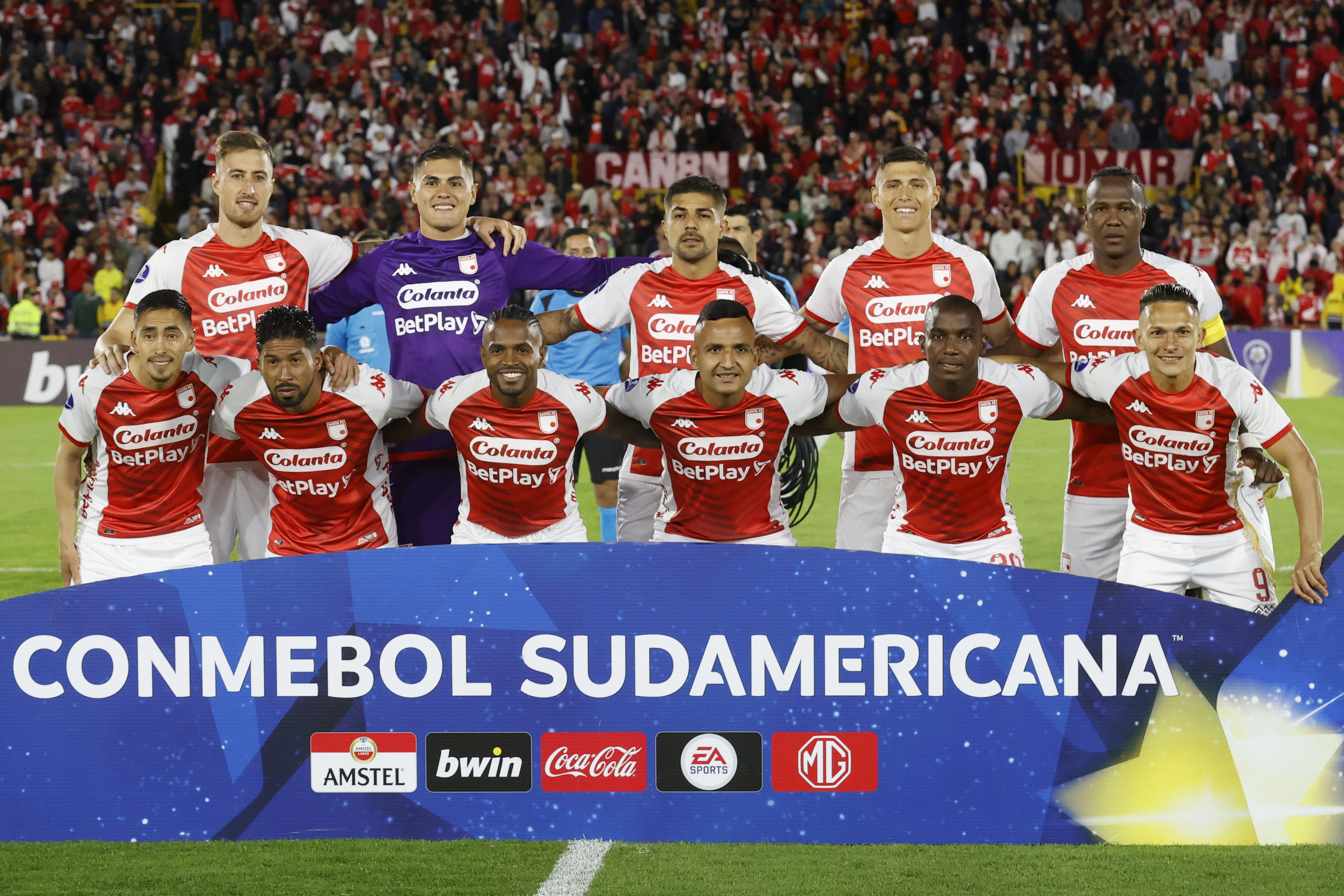 AMDEP5533. BOGOTÁ (COLOMBIA), 28/06/2023.- Jugadores de Santa Fe posan hoy, en un partido de fase de grupos de la Copa Sudamericana entre Independiente Santa Fe y Goias en el estadio Nemesio Camacho El Campín en Bogotá (Colombia). EFE/ Mauricio Dueñas Castañeda