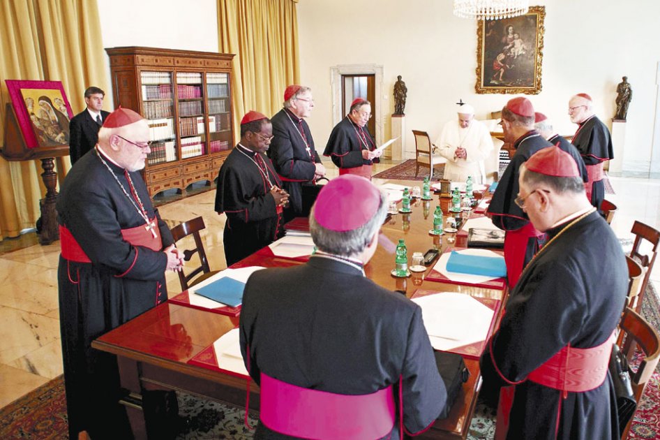 El papa sesionó desde el lunes con los ocho cardenales de la comisión de reforma. / EFE