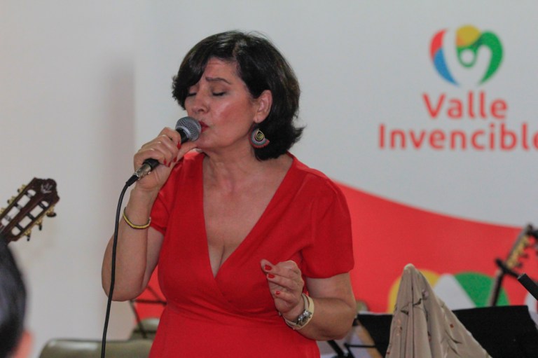 La gobernadora del Valle del Cauca,Clara luz Roldán, invito ala inauguración de la exposición colectiva de cuatro artistas vallecaucanos y al concierto de la orquesta nacional de guitarras de la union (costa rica) y la Orquesta Nacional de guitarras de Colombina,participantes en el VII festival internacional de orquestas de guitarras (FIOGUI 2022).