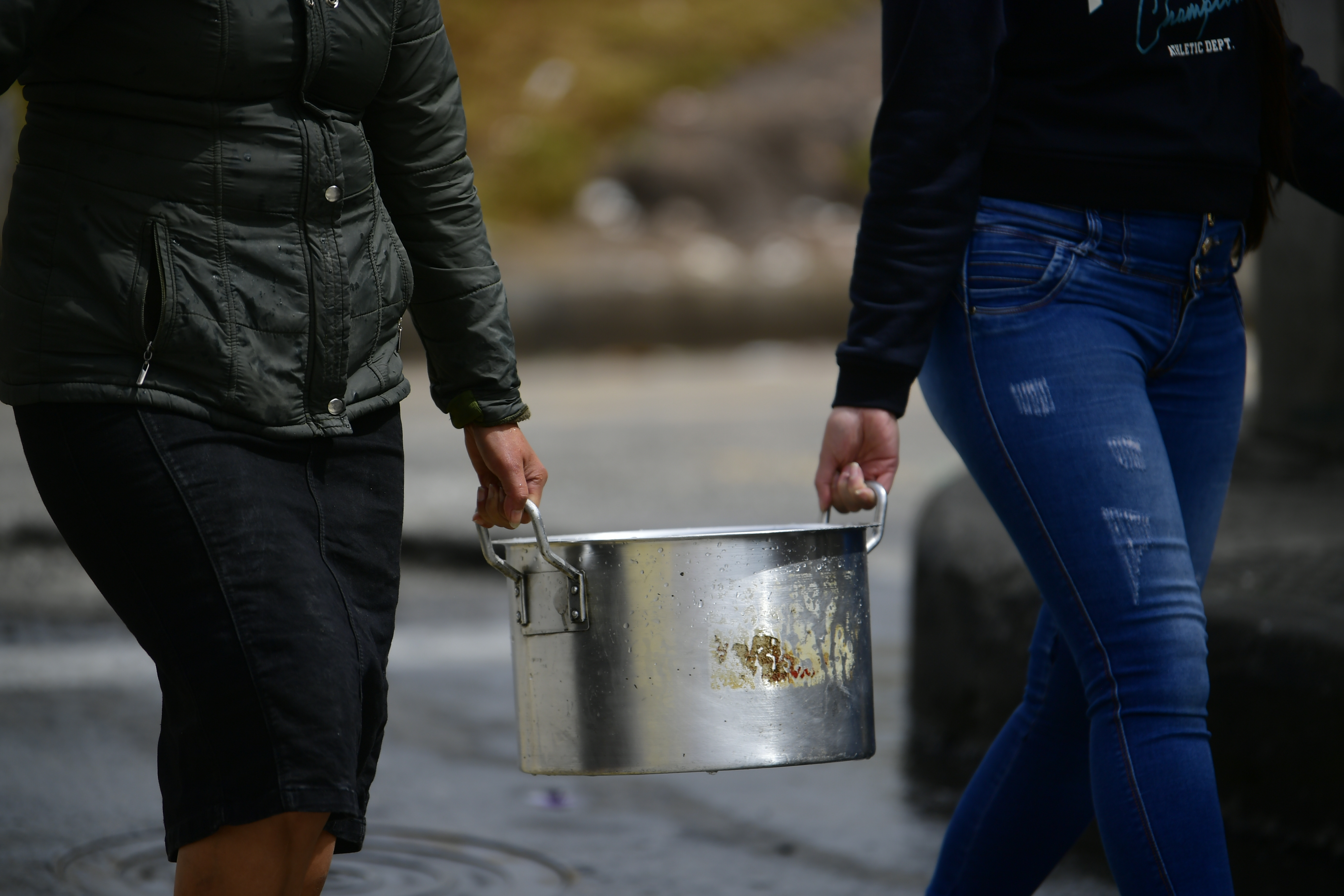 Gente corriendo detrás de carrotanques y filas extensas de personas que esperan llenar sus ollas y baldes de agua se han vuelto panorama en distintos barrios de la localidad de Usme que se han visto afectadas por un daño imprevisto en la línea que lleva el agua a la Planta El Dorado.