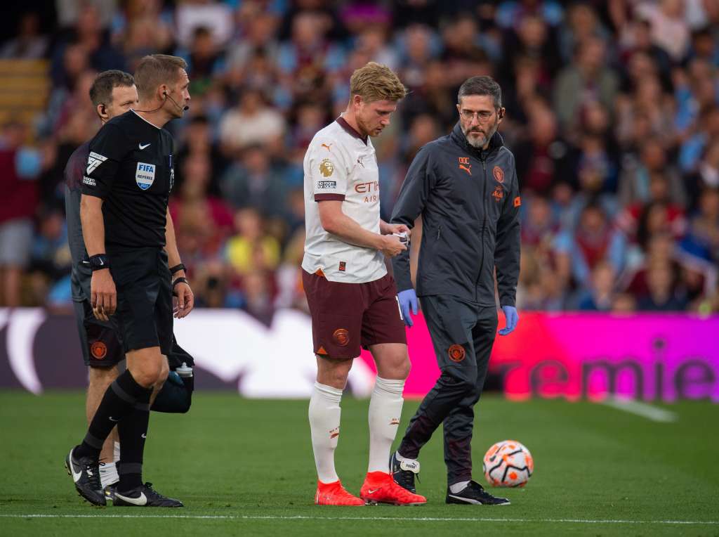 Burnley (United Kingdom), 11/08/2023.- Manchester City's Kevin De Bruyne (C) leaves the field after picking up an injury during the English Premier League soccer match between Burnley and Manchester City at Turf Moor in Burnley, Britain, 11 August 2023. (Reino Unido) EFE/EPA/Peter Powell EDITORIAL USE ONLY. No use with unauthorized audio, video, data, fixture lists, club/league logos or 'live' services. Online in-match use limited to 120 images, no video emulation. No use in betting, games or single club/league/player publications