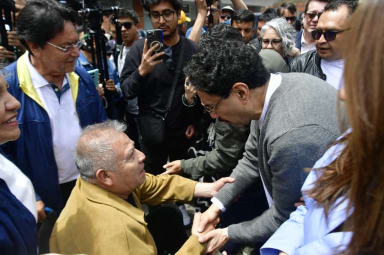 Tras ejercer su derecho al voto, el precandidato Iván Cepeda resaltó que ha habido "una afluencia masiva y multitudinaria" a las urnas este domingo.