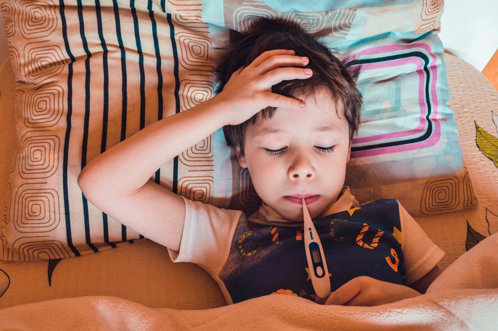 Niños en cama, accidente de los niños en casa, enfermedades.