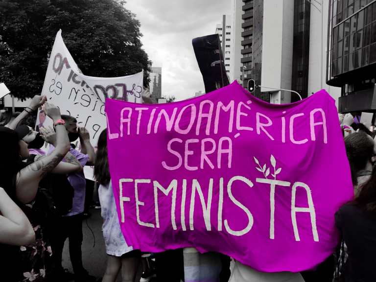 La estrategia para reducir la brecha entre hombres y mujeres en Antioquia