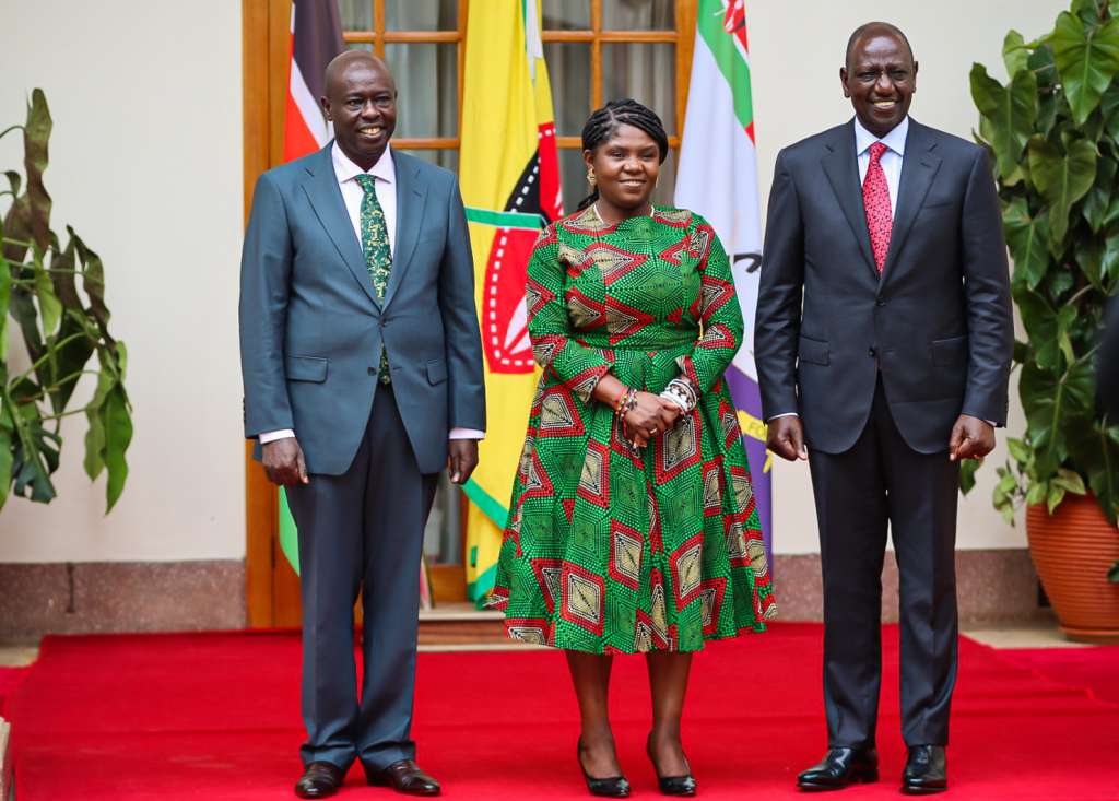 El vicepresidente de Kenia, Rigathi Gachagua (izq.); vicepresidenta de Colombia, Francia Márquez (med.); y el presidente keniano, William Ruto (dcha.).