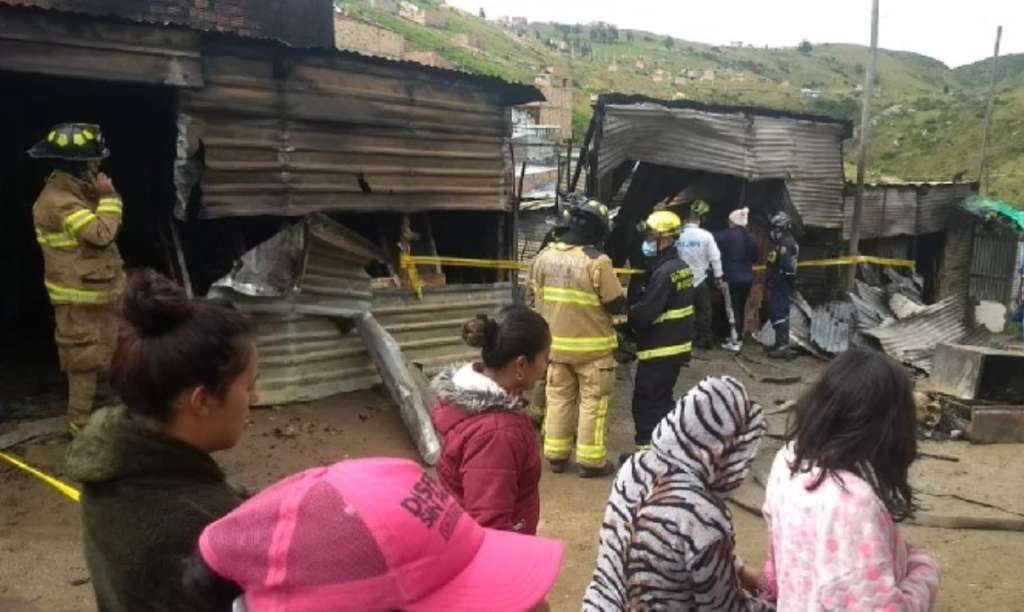 La zona permanece acordonada porque se está investigando qué desató el incendio. / Noticias Caracol