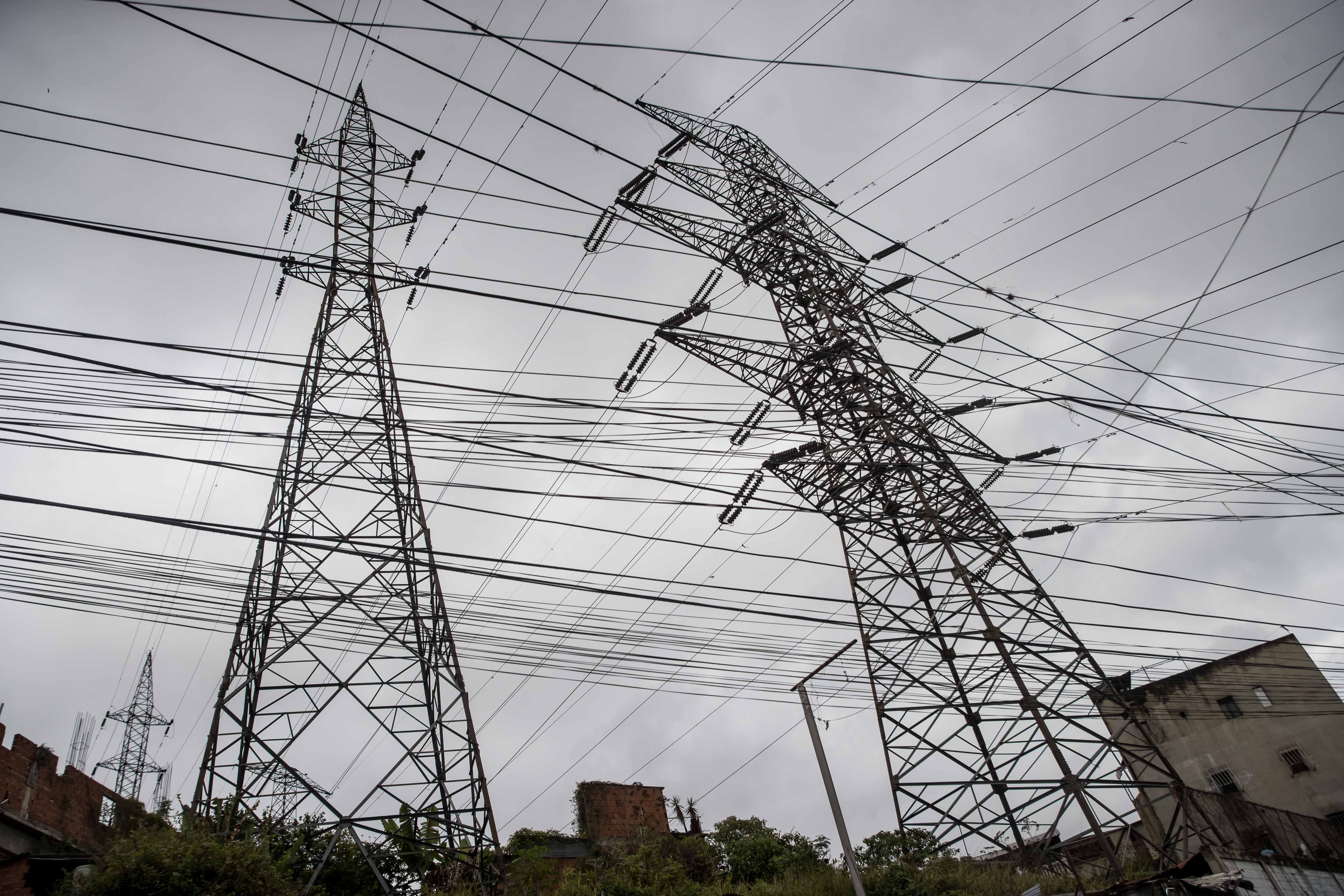 AME3937. CARACAS (VENEZUELA), 03/06/2023.- Fotografía de antenas y cableado eléctrico en una zona popular, el 30 de mayo de 2023, en Caracas (Venezuela). Los constantes cortes de suministro eléctrico en Venezuela vuelven a ser una preocupación para ciudadanos y expertos, quienes confirman un repunte de las fallas en todo el territorio, atribuido a la sobrecarga y a la falta de mantenimiento de un "deteriorado" sistema, que reaviva el miedo a un apagón general. El Comité de Afectados por Apagones ha registrado un aumento continuado en el número de fallas, pasando de 3.296 cortes en enero a 10.013 en el mes de mayo. EFE/ Miguel Gutiérrez