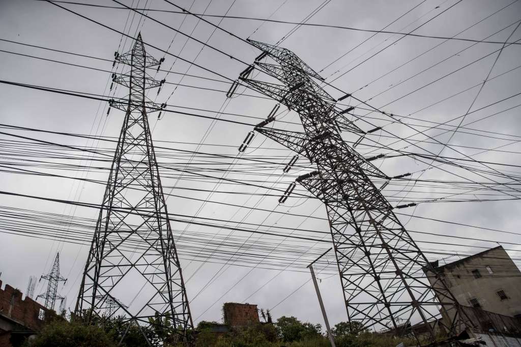 AME3937. CARACAS (VENEZUELA), 03/06/2023.- Fotografía de antenas y cableado eléctrico en una zona popular, el 30 de mayo de 2023, en Caracas (Venezuela). Los constantes cortes de suministro eléctrico en Venezuela vuelven a ser una preocupación para ciudadanos y expertos, quienes confirman un repunte de las fallas en todo el territorio, atribuido a la sobrecarga y a la falta de mantenimiento de un "deteriorado" sistema, que reaviva el miedo a un apagón general. El Comité de Afectados por Apagones ha registrado un aumento continuado en el número de fallas, pasando de 3.296 cortes en enero a 10.013 en el mes de mayo. EFE/ Miguel Gutiérrez