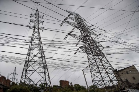 ¿Energía bajo amenaza? Riesgos y costos de las conexiones ilegales en el Caribe