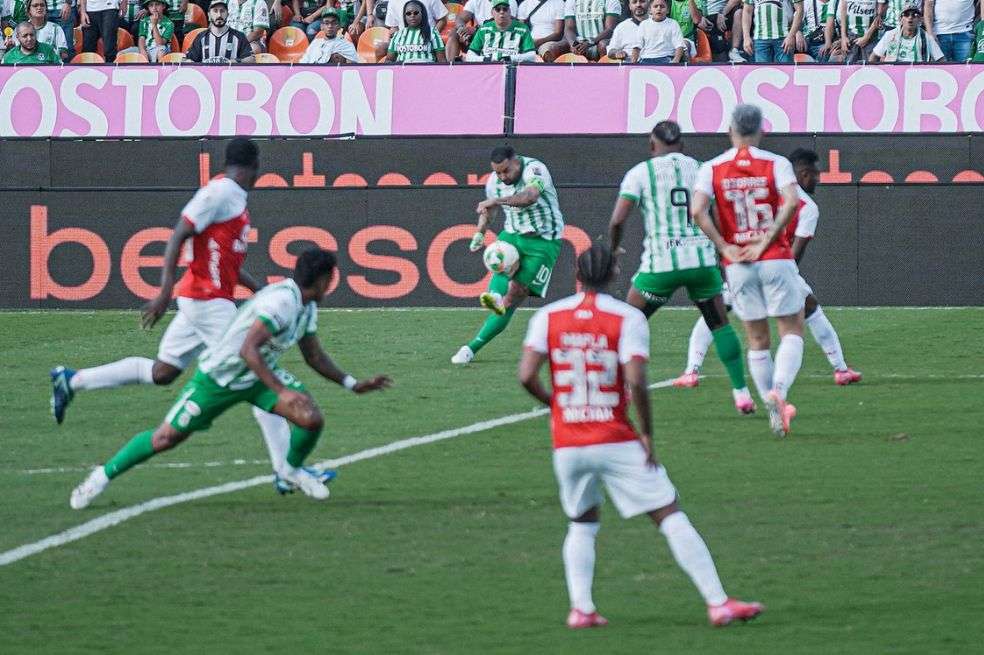 Edwin Cardona abrió el marcador en el duelo entre Atlético Nacional y Santa Fe.