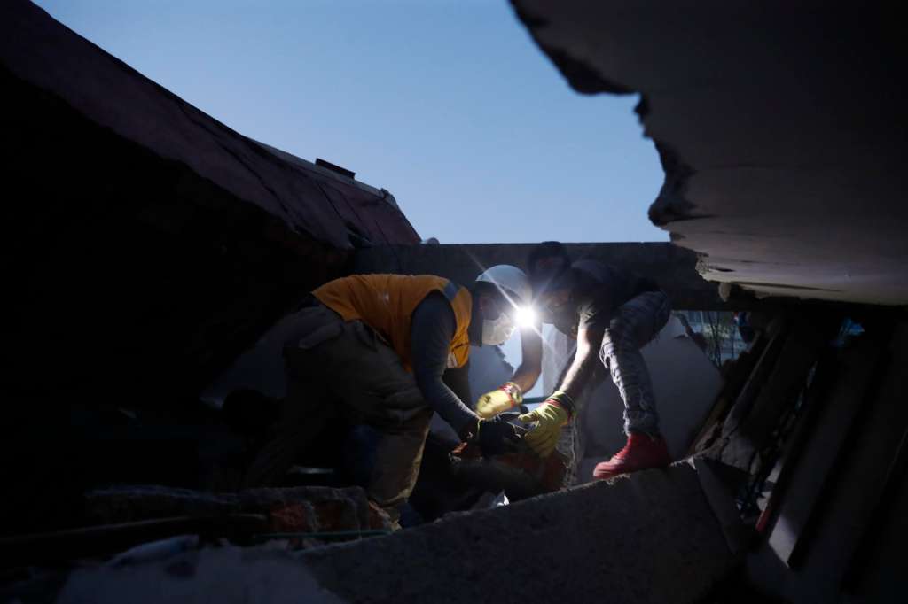 AME7690. CALI (COLOMBIA), 10/08/2026.- Personas trabajan en labores de rescate en una edificación colapsada por el terremoto de magnitud 7,4 que sacudió al país este lunes, en Cali (Colombia). EFE/ Ernesto Guzmán Jr
