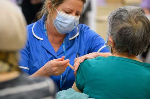 Analizan riesgos de vacunas de Covid-19 en pacientes mayores de 80 años con enfermedades graves