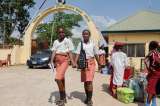 Secuestro masivo en Nigeria: 303 estudiantes y 12 profesores desaparecen tras ataque armado