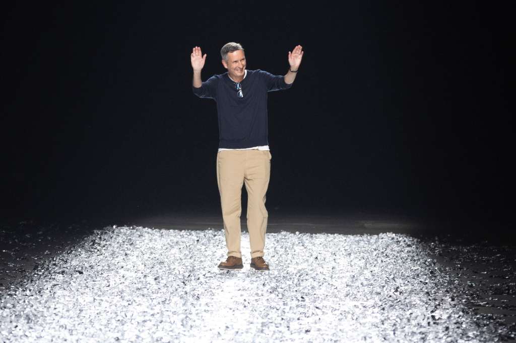 Paris (France), 22/06/2024.- Belgian fashion Designer Dries Van Noten greets the audience at the end of the presentation of his Spring/Summer 2025 Menswear Collection during Paris Fashion Week, in Paris, France, 22 June 2024. Van Noten presented his very latest show after his nearly 40 year career. The presentation of the Men'Äôs collections runs from 18 to 23 June. (Moda, Francia) EFE/EPA/ANDRE PAIN