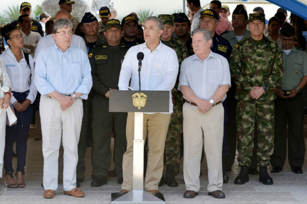 El presidente Iván Duque (centro), junto al canciller Carlos Holmes Trujillo (izquierda) y el ministro de defensa Guillermo Botero (derecha), hablaron desde la base aérea de San Andrés (Colombia) el miércoles 8 de agosto en la tarde. / EFE