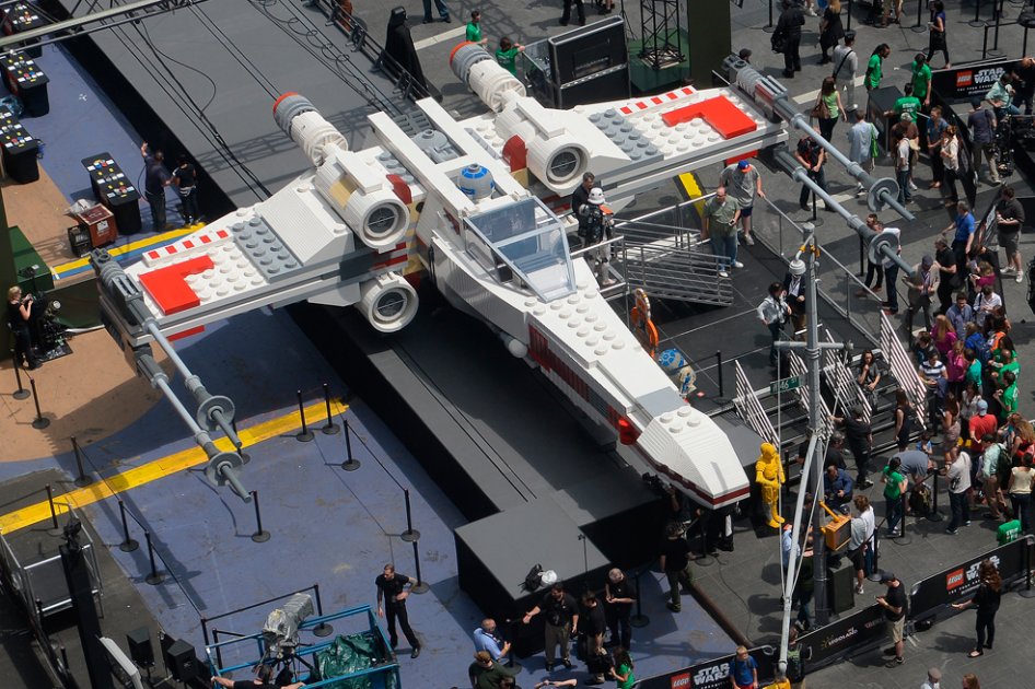 Lego presentó en Nueva York réplica tamaño real de una nave de "Star Wars".