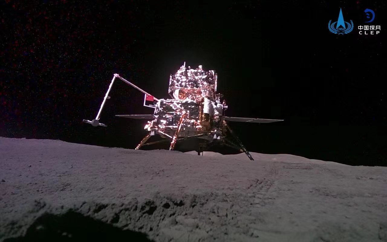 - (China), 04/06/2024.- A handout photo made available by the China National Space Administration (CNSA) on 04 June 2024 shows a view of the lander-ascender taken from the 'mobile camera' carried by the Chang'e-6 probe after it landed on the moon surface. The ascender of China's Chang'e-6 probe, carrying samples collected from the moon's far side, lifted off from the lunar surface on 04 June. The ascender successfully entered a predetermined orbit around the moon, CNSA said. The Chang'e-6 had previously touched down on the far side of the moon on 02 June. EFE/EPA/CNSA HANDOUT -- MANDATORY CREDIT -- HANDOUT EDITORIAL USE ONLY/NO SALES HANDOUT EDITORIAL USE ONLY/NO SALES