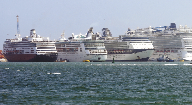 Cartagena de Indias, uno de los destinos turísticos más populares de Colombia, recibió, por primera vez en la historia del país, seis cruceros en un día, lo que supone que unos 13.200 turistas visitaron la ciudad. 
