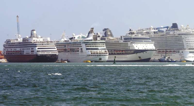 Cartagena de Indias, uno de los destinos turísticos más populares de Colombia, recibió, por primera vez en la historia del país, seis cruceros en un día, lo que supone que unos 13.200 turistas visitaron la ciudad.