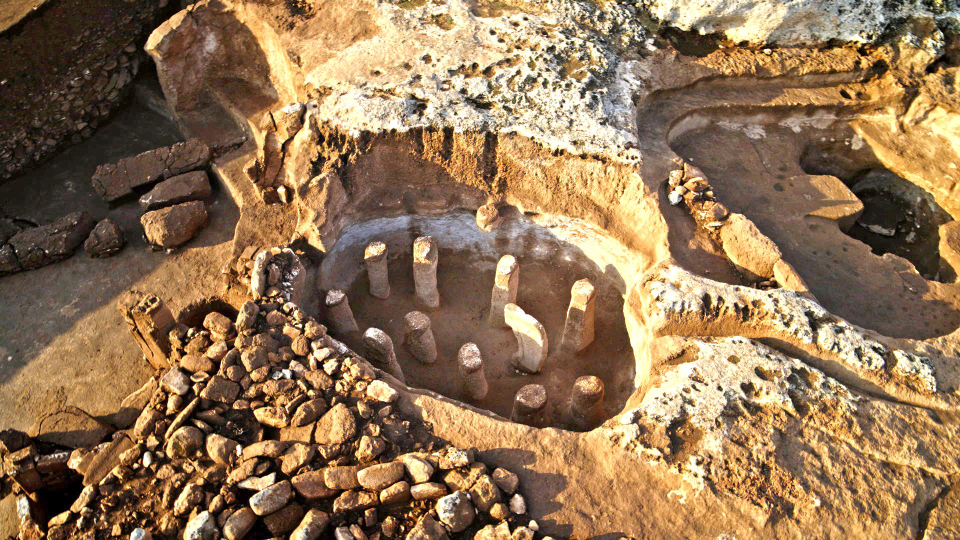 KARAHANTEPE (TURQUÍA), 23/08/2025.- Una vasija de piedra con tres figuritas de animales en su interior hallada en la excavación neolítica de Karahantepe, en el sureste de Turquía, de al menos 10.000 años de antigüedad, puede ser el ejemplo más antiguo de una historia contada a través de símbolos, un antepasado de la escritura, según el arqueólogo turco Necmi Karul. Karahantepe, junto al más conocido Göbeklitepe, es un asentamiento neolítico fechado entre 9.500 y 8.000 a.C., perteneciente a una cultura de cazadores y recolectores, que aún no conocían ni la cerámica ni la agricultura, pero ya poseían altas capacidades artesanales y artísticas. EFE/Ministerio de Cultura y Turismo de Turquía *****SOLO USO EDITORIAL/SOLO DISPONIBLE PARA ILUSTRAR LA NOTICIA QUE ACOMPAÑA (CRÉDITO OBLIGATORIO) *****