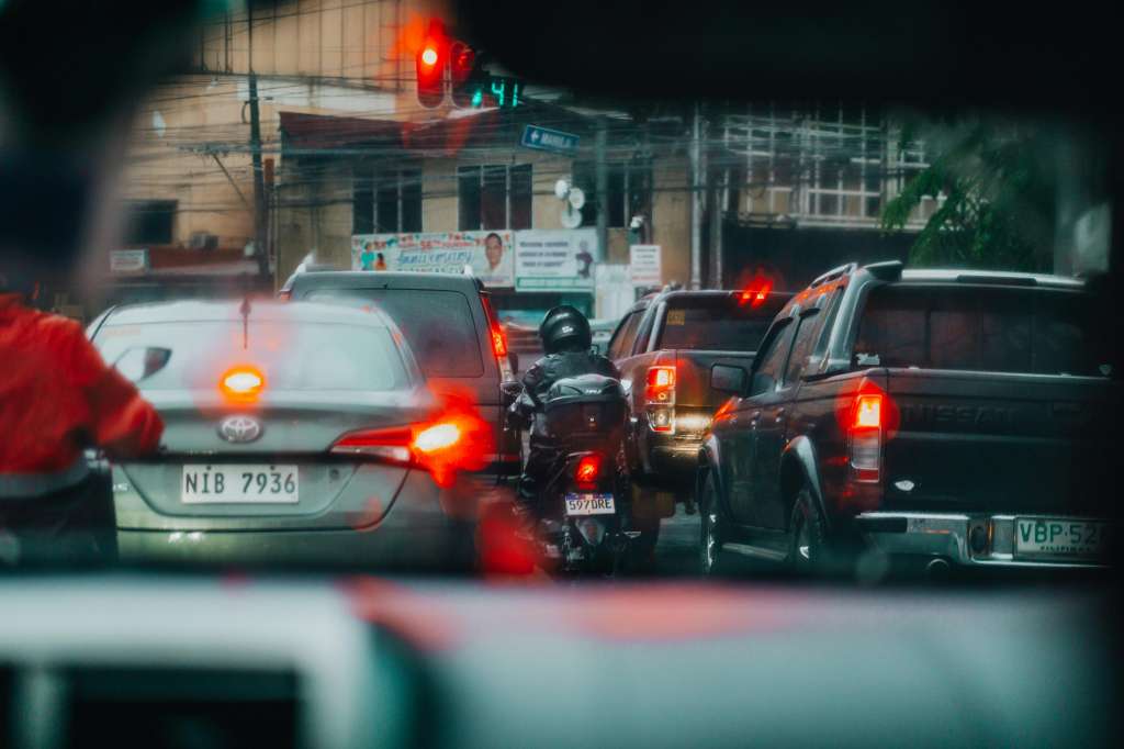Siete errores más comunes de los motociclistas en los trancones