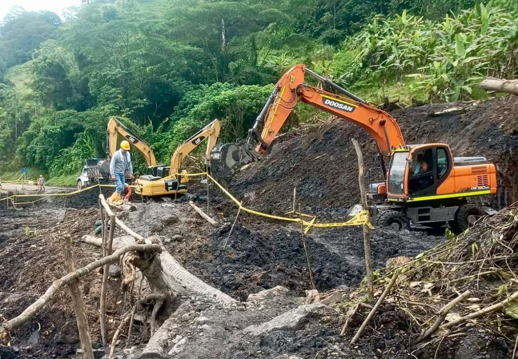 Una retroexcavadora trabaja en la remoción de tierra y rocas tras un deslizamiento que bloqueó la Tranversal del Sisga.