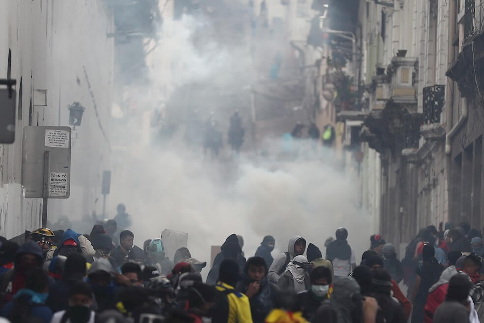 Manifestantes se enfrentan con la policía este miércoles, en el centro de Quito (Ecuador). / EFE