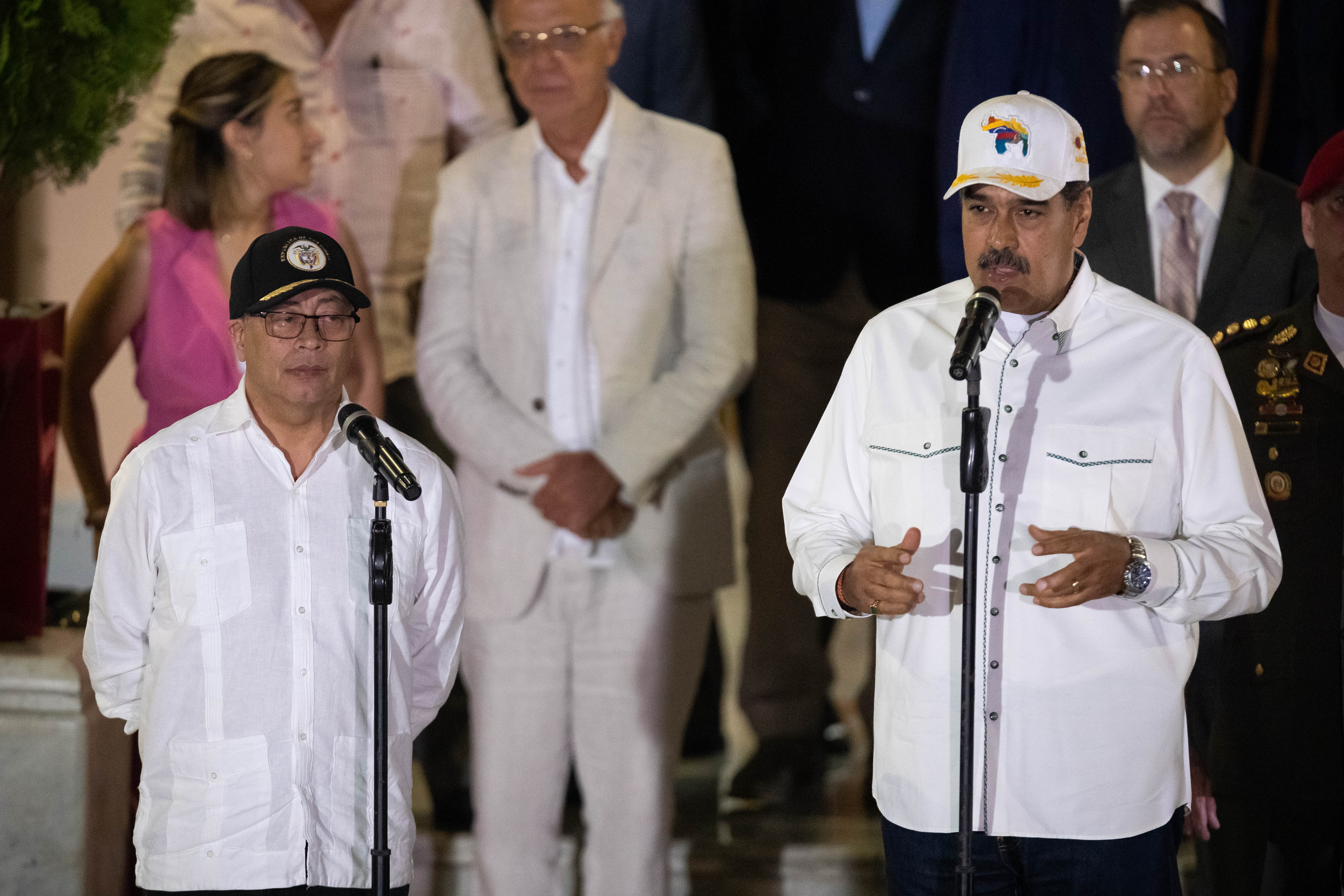 AME6042. CARACAS (VENEZUELA), 09/04/2024.- El presidente de Venezuela, Nicolás Maduro (d), habla tras una reunión con el presidente de Colombia, Gustavo Petro, este martes en el Palacio de Miraflores, en Caracas (Venezuela). El presidente de Venezuela, Nicolás Maduro, recibió este martes a su homólogo de Colombia, Gustavo Petro, en el palacio presidencial de Miraflores, en Caracas, en un momento de especial tensión entre ambos países, después de que el colombiano cuestionara las inhabilitaciones de opositores venezolanos que han impedido sus postulaciones como candidatos a las presidenciales del 28 de julio. EFE/ Rayner Peña R.