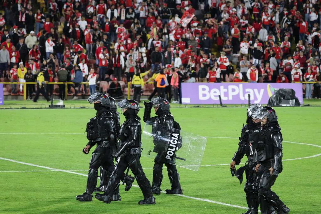 Antiguo ESMAD, durante las peleas entre barras bravas de Santa Fe y América de Cali en el Estadio El Campin de Bogotá