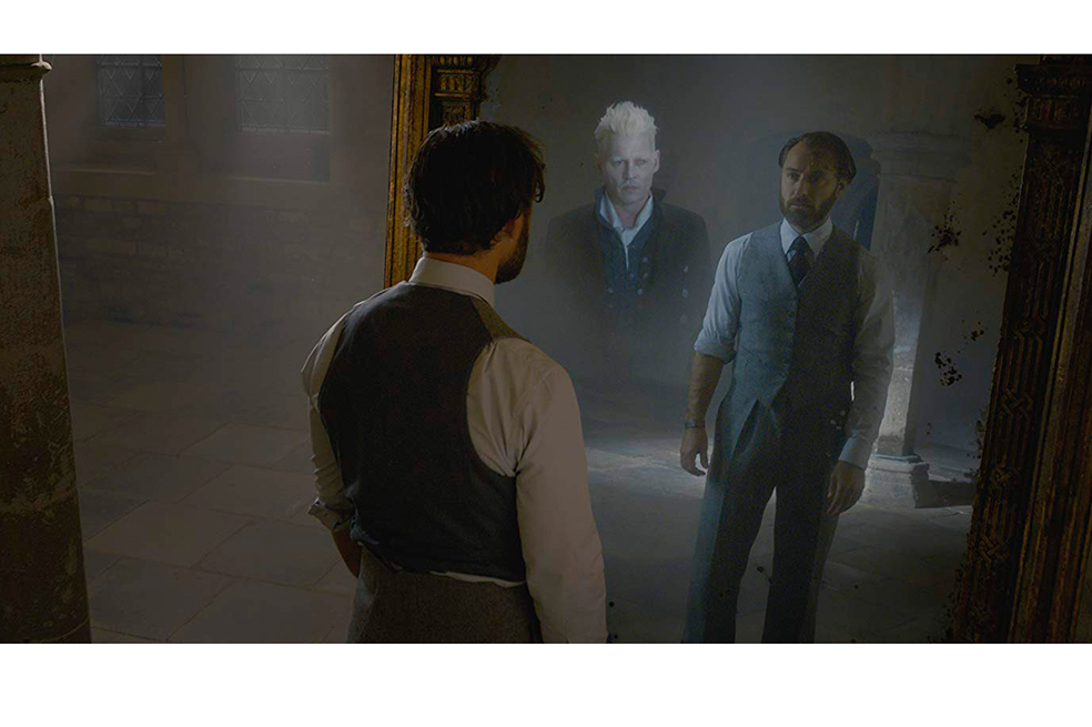 Gellert Grindelwald (Johnny Depp) y Albus Dumbledore (Jude Law) en una escena de "Animales fantásticos: los crímenes de Grindelwald". / Cortesía