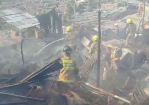 Incendio dejó 6 casas destruidas y 67 personas afectadas en Medellín