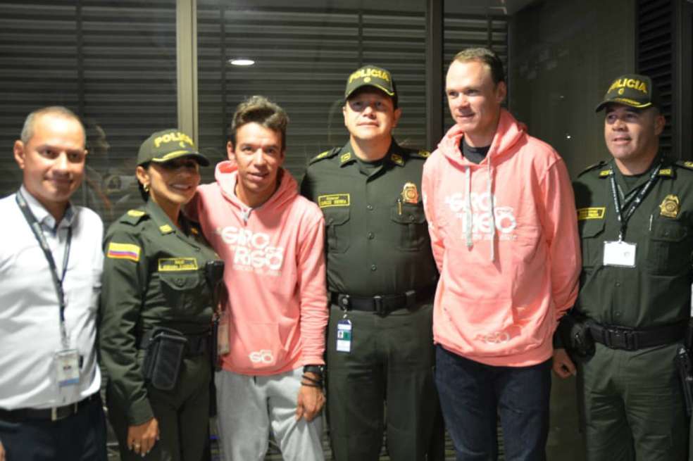 Froome, con Rigoberto Urán y miembros de la policía, en Rionegro. / Cortesía