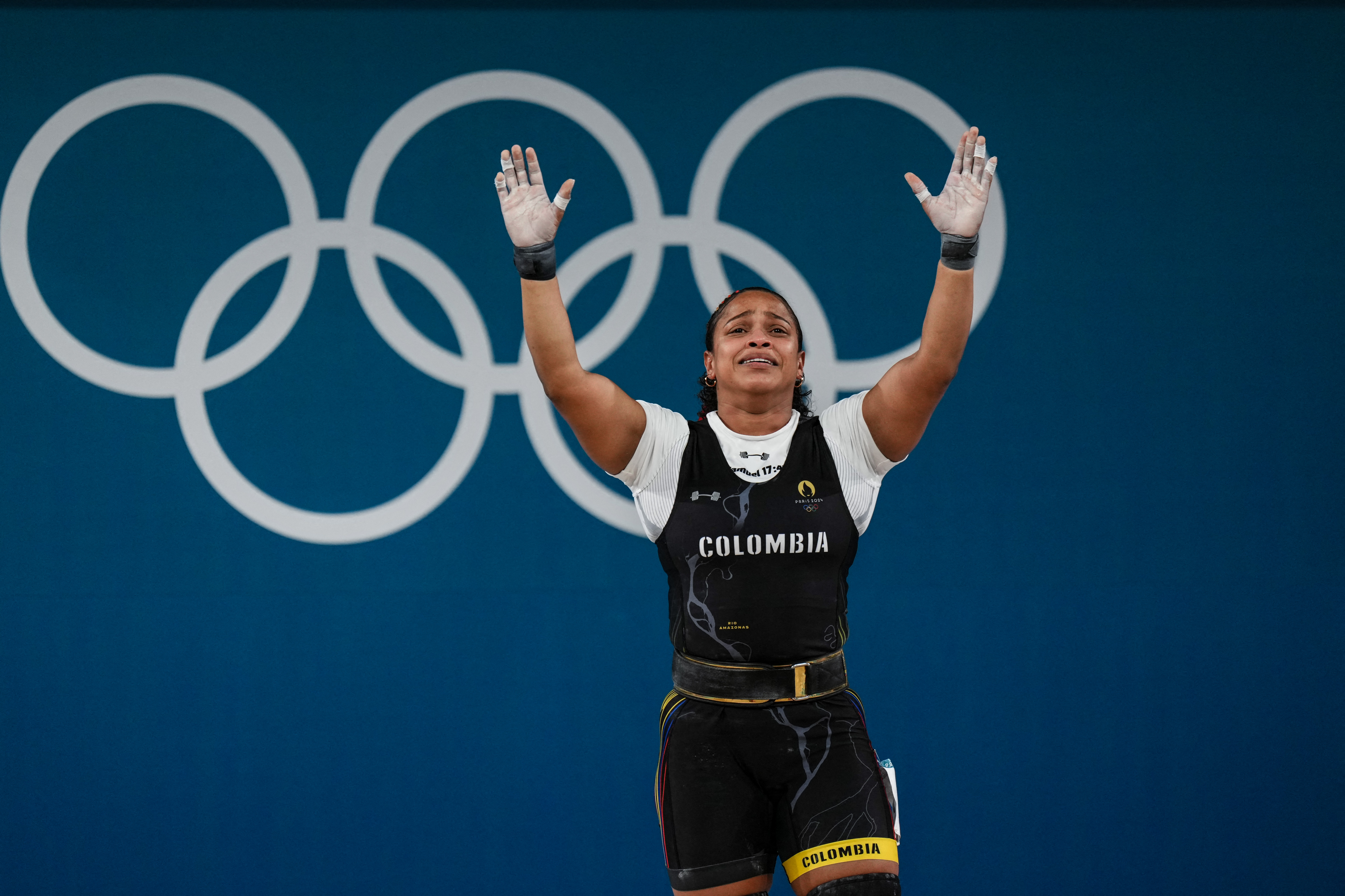 La colombiana Mari Leivis Sánchez reacciona durante la prueba de halterofilia femenina de -71kg durante los Juegos Olímpicos de París 2024