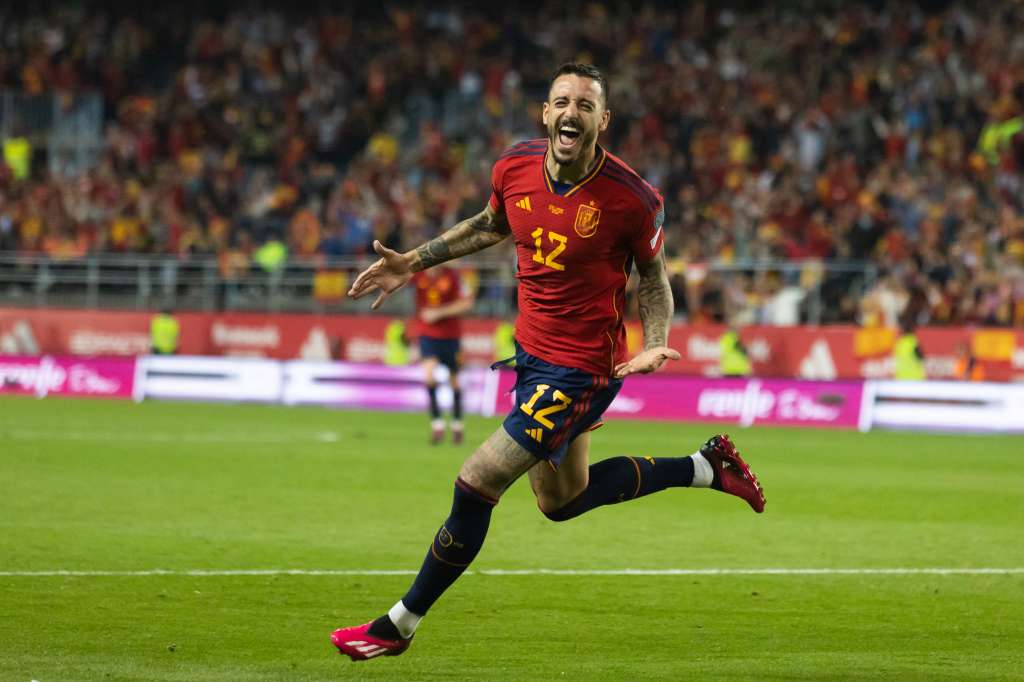 MÁLAGA, 25/03/2023.- El delantero de la selección española de fútbol Joselu celebra tras marcar el tercer gol ante Noruega, durante el partido clasificatorio de la Eurocopa 2024 que España y Noruega han disputado este sábado en el estadio de La Rosaleda, en Málaga. EFE/Carlos Díaz