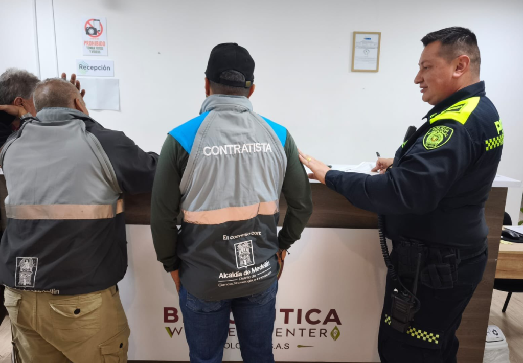 Funcionarios de la Alcaldía de Medellín y un agente de la Policía Nacional durante la inspección a Bioceutica Wellness Center.