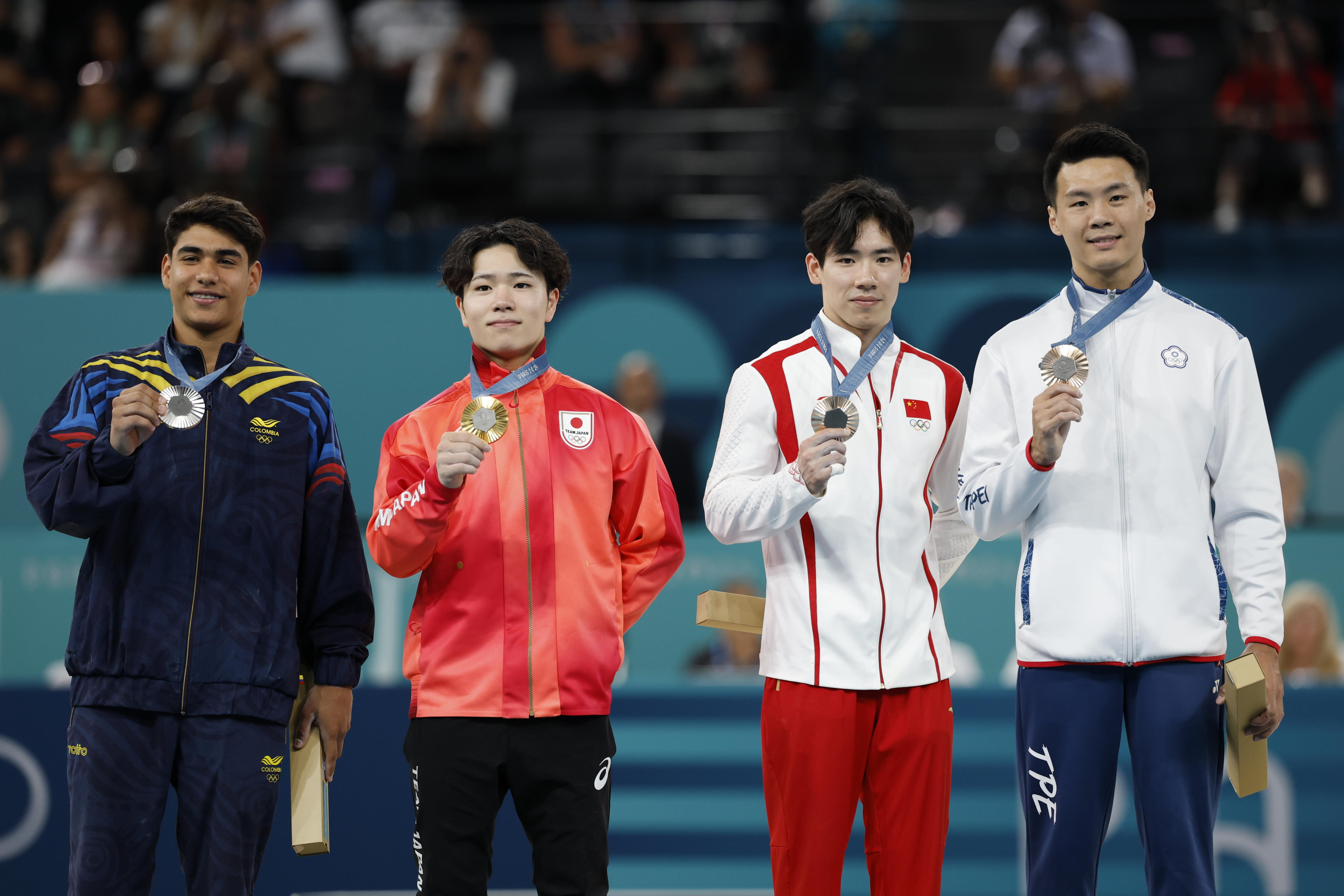 Paris (France), 05/08/2024.- (L-R) Silver medalist Angel Barajas of Colombia, gold medalist Shinnosuke Oka of Japan, and joint bronze medalists Zhang Boheng of China and Tang Chia Hung of Taiwan pose on the podium for the Men Horizontal Bar final of the Artistic Gymnastics competitions in the Paris 2024 Olympic Games, at the Bercy Arena in Paris, France, 05 August 2024. (Francia, Japón) EFE/EPA/CAROLINE BREHMAN