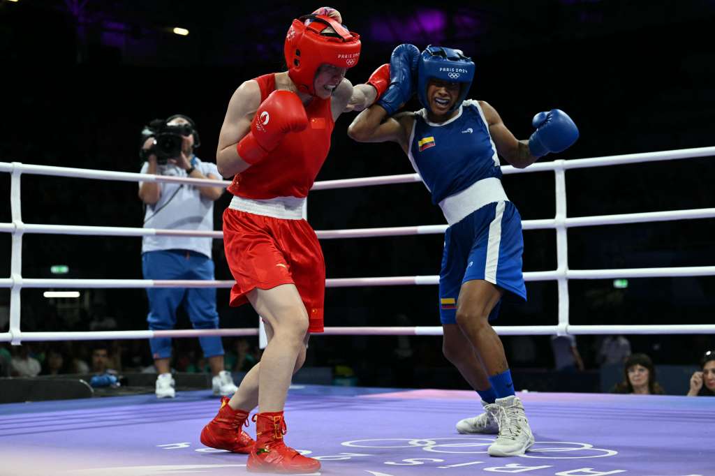 Valeria Arboleda (der.), en su pelea en París 2024.