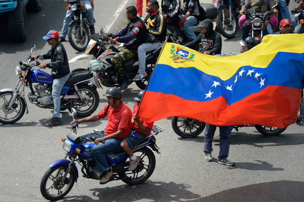 Motorizados afines al gobierno estuvieron en las marchas en varias ciudades del país. / AFP