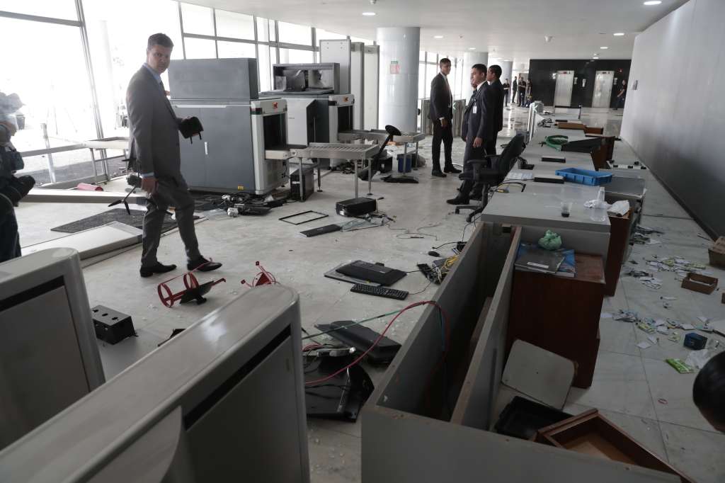 AME5008. BRASILIA (BRASIL), 09/01/2023.- Fotografía que muestra los destrozos en el Palacio de Planalto luego de que manifestantes bolsonaristas se tomaran en la víspera la Plaza de los Tres Poderes para invadir los edificios gubernamentales, en Brasilia (Brasil). Bolsonaristas radicales que no reconocen la victoria en las urnas de Lula el pasado 30 de octubre irrumpieron ayer en el Congreso Nacional, así como en la Corte Suprema y en el Palacio de Planalto, la sede del Ejecutivo. Hasta el momento, hay 300 detenidos por los actos del domingo, que fueron ampliamente condenados por todas las instituciones de Brasil y por la comunicad internacional. EFE/ André Coelho