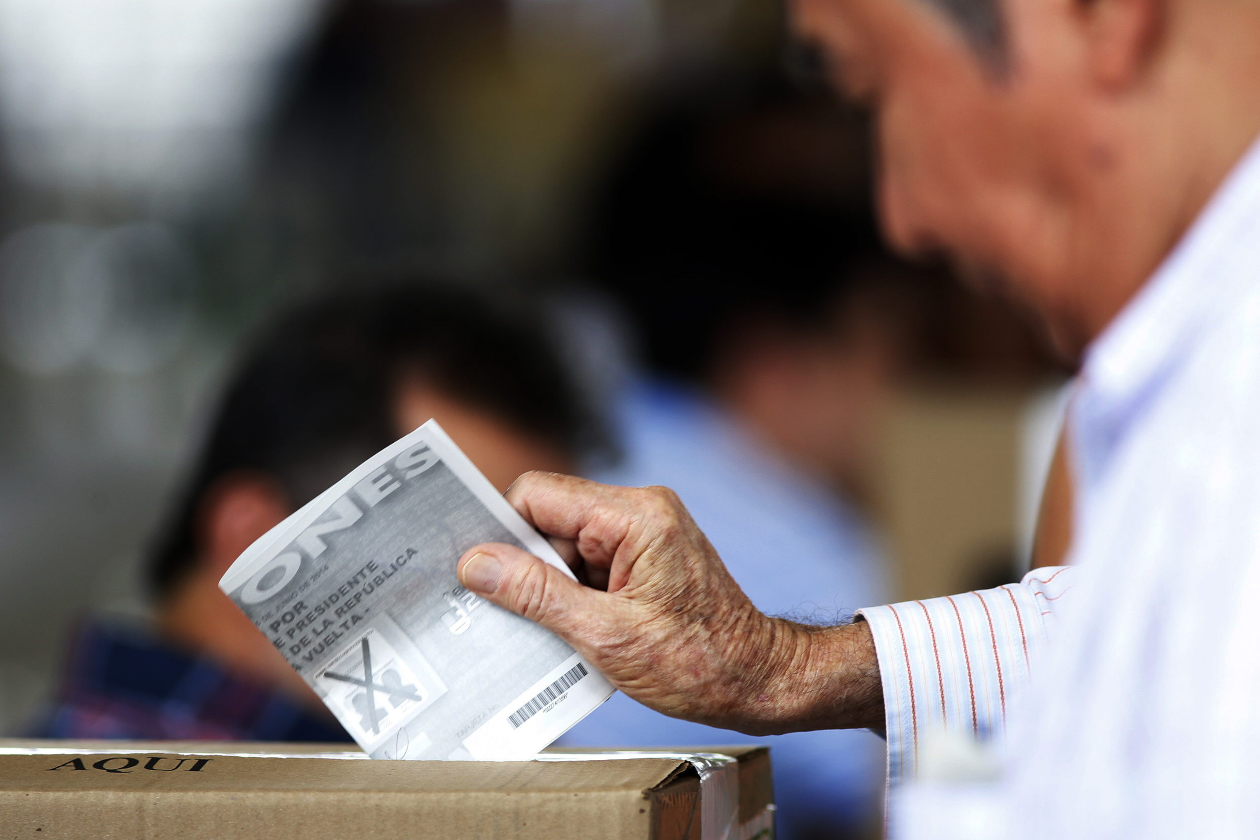 ACOMPAÑA CRÓNICA: COLOMBIA ELECCIONES***AME1125. CALI (COLOMBIA), 06/03/2022.- Fotografía de archivo fechada el 15 de junio de 2014 que muestra a un hombre mientras vota en Cali (Colombia). La compra de votos, un fenómeno arraigado en la política colombiana, resurge cada vez que hay elecciones por la acción de grupos que mueven montañas de dinero para sobornar a los electores a cambio su apoyo en las urnas pese a ser un delito que se castiga hasta con nueve años de prisión. Los altos índices de pobreza, baja cultura ciudadana y un sofisticado andamiaje político-electoral aparecen como las principales causas de la compraventa de votos en el país que el próximo domingo celebrará elecciones legislativas. EFE/STR /ARCHIVO
