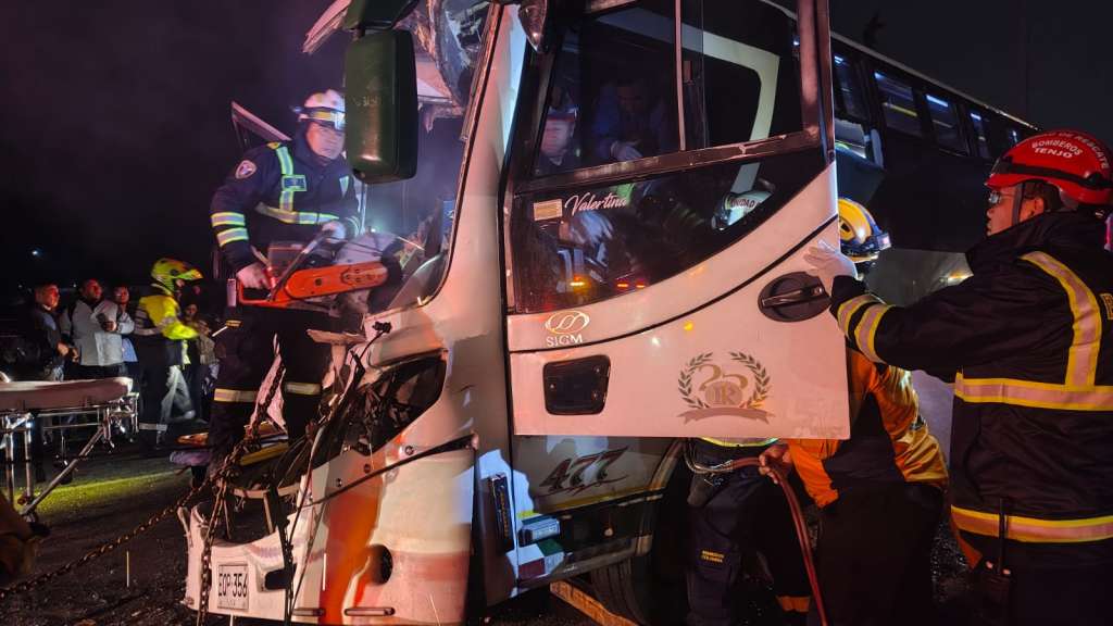 Personal de bomberos en labores de rescate tras el siniestro.