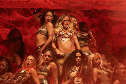 Karol G rompió en llanto en pleno concierto y desató rumores entre sus fanáticos