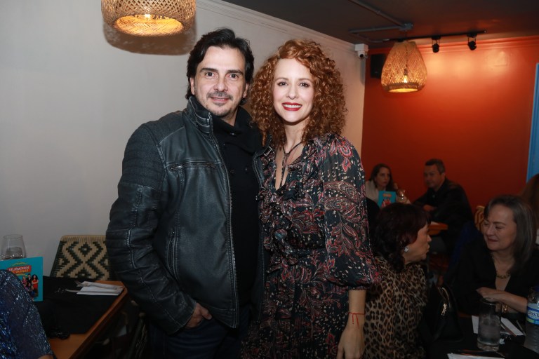 Pity Camacho y Paula Barreto de amores en la fiesta de Dejémonos de Vargas.