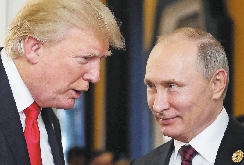 Los presidentes de EE.UU., Donald Trump, y de Rusia, Vladimir Putin, tendrán hoy su primera cumbre bilateral. / AFP