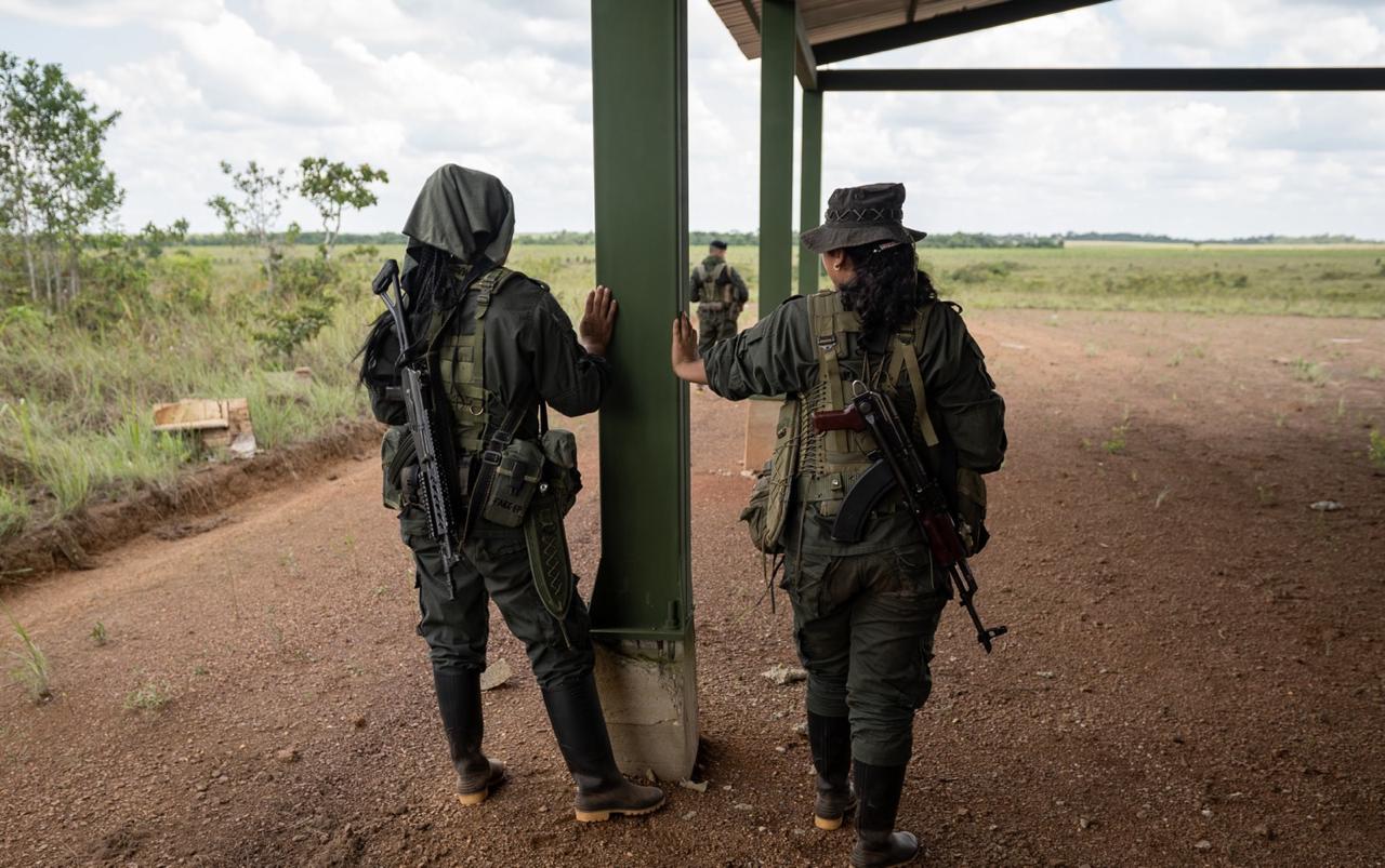 El reclutamiento de menores es una antigua práctica entre los grupos ilegales en Colombia. Según la JEP, al menos 18.677 niños fueron reclutados por las FARC.