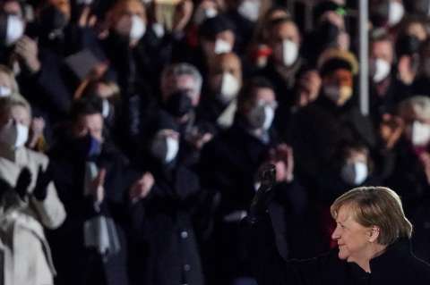Alemania despide a Angela Merkel con serenata punk y lluvia de rosas